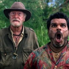 Viaggio nell'isola misteriosa: Michael Caine in una scena del film con Luis Guzmàn