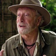 Viaggio nell'isola misteriosa: Michael Caine in una scena del film vestito in stile Indiana Jones