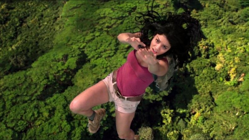 Viaggio Nell Isola Misteriosa Vanessa Hudgens In Caduta Libera In Una Scena Del Film 227182