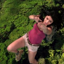 Viaggio nell'isola misteriosa: Vanessa Hudgens in caduta libera in una scena del film