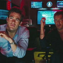 Chris Pine insieme a Tom Hardy studiano il piano in una scena del film Una spia non basta