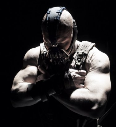 Il possente Bane, interpretato da Tom Hardy, in posa per Il cavaliere oscuro - Il ritorno