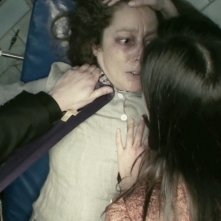 L'altra faccia del diavolo: Suzan Crowley immobilizzata durante un esorcismo in una scena del film