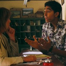 Marigold Hotel: Dev Patel e Penelope Wilton in una scena del film