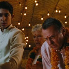 Marigold Hotel: Dev Patel insieme Judi Dench e Tom Wilkinson in una scena del film