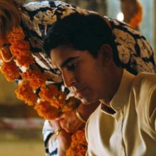 Marigold Hotel: Dev Patel insieme Penelope Wilton in una scena del film