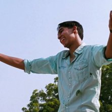 Marigold Hotel: Dev Patel sorride in una scena del film