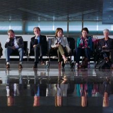 Marigold Hotel: il gruppo in attesa del volo in aeroporto in una scena del film