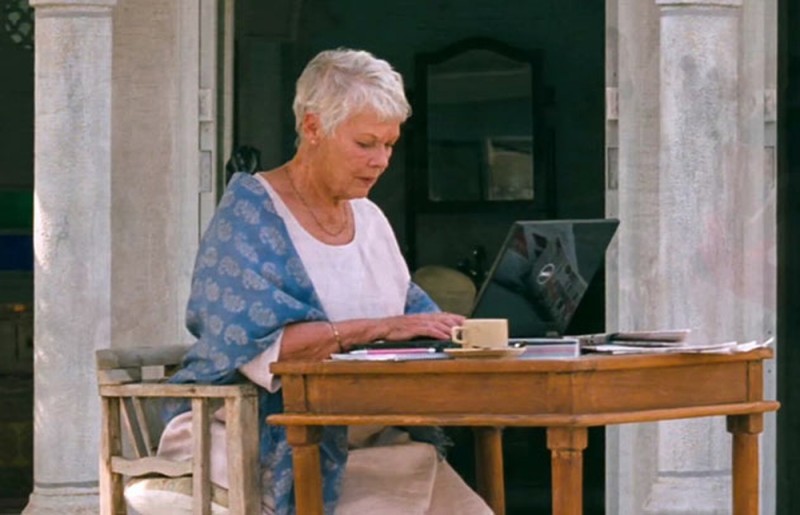 Marigold Hotel Judi Dench Al Computer In Una Scena Del Film 227367