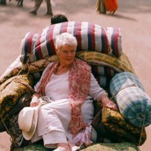 Marigold Hotel: Judi Dench in una buffa scena del film