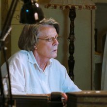 Marigold Hotel: Maggie Smith al computer in una scena del film