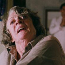 Marigold Hotel: Maggie Smith in una buffa scena del film