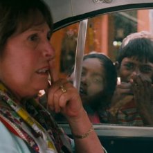 Marigold Hotel: Penelope Wilton tra una folla di bambini in una scena del film