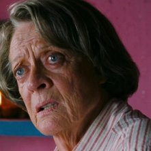 Marigold Hotel: un primo piano di Maggie Smith tratto dal film