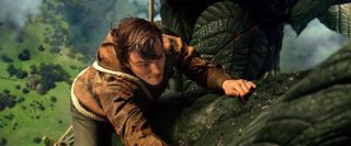 Nicholas Hoult tenta la scalata per raggiungere la terra dei giganti nel fiabesco Jack the Giant Killer
