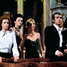 Paola Senatore, Eva Czemerys, Lucretia Love, Chris Avram e Rosanna Schiaffino ne L'assassino ha riservato nove poltrone
