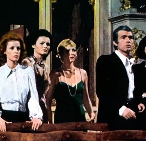 Paola Senatore, Eva Czemerys, Lucretia Love, Chris Avram e Rosanna Schiaffino ne L'assassino ha riservato nove poltrone