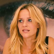 Reese Witherspoon impaurita in una scena del film Una spia non basta