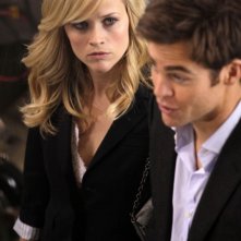 Reese Witherspoon in una scena del film Una spia non basta guarda esterrefatta Chris Pine