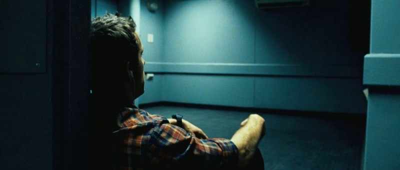Safe House Nessuno E Al Sicuro Ryan Reynolds Seduto In Terra In Una Scena Del Film 227349