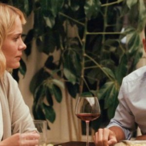 Sarah Paulson con Hugh Dancy in una scena del film drammatico La fuga di Martha