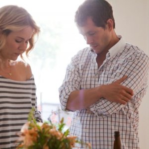 Sarah Paulson insieme a Hugh Dancy in una scena del film drammatico La fuga di Martha