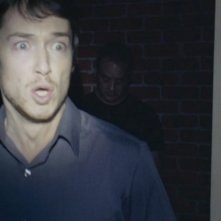 Simon Quarterman in una scena dell'horror demoniaco L'altra faccia del diavolo