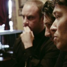 Simon Quarterman in una scena dell'horror demoniaco L'altra faccia del diavolo insieme a Evan Helmuth