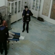 Simon Quarterman in una scena dell'horror demoniaco L'altra faccia del diavolo insieme a Suzan Crowley, Fernanda Andrade ed Evan Helmuth
