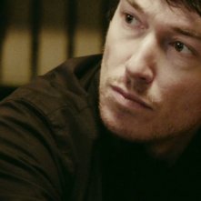 Simon Quarterman nei panni di Ben in una scena dell'horror demoniaco L'altra faccia del diavolo