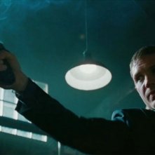 Tom Hardy punta la pistola in una scena del film Una spia non basta