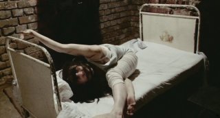 Un'inquietante scena dell'horror demoniaco L'altra faccia del diavolo