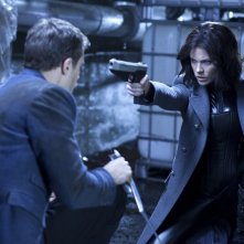 Kate Beckinsale pronta a sparare in una scena del film Underworld: il risveglio 3D