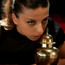 Angela Sarafyan nei panni di Sandy in una scena del film Noise Matters