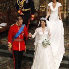 Principe William e Kate Middleton nel giorno delle nozze. Dietro di loro la sorella di lei, Pippa e il Principe Harry