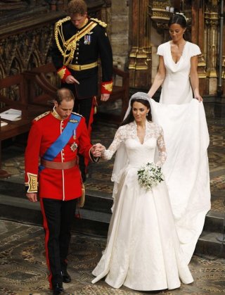 Principe William e Kate Middleton nel giorno delle nozze. Dietro di loro la sorella di lei, Pippa e il Principe Harry