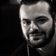 Un ritratto di Matias Masucci sul set di Belle Gannes