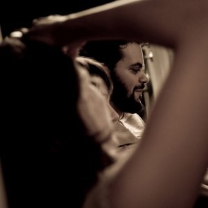 Un ritratto di Matias Masucci sul set di On Holiday