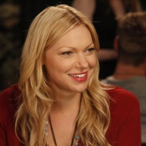 Are You There, Chelsea?: Laura Prepon in una scena del pilot
