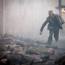 Christian Bale in fuga in una scena del film storico The Flowers of War