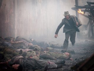 Christian Bale in fuga in una scena del film storico The Flowers of War