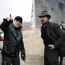 Christian Bale insieme a Yimou Zhang sul set del film The Flowers of War