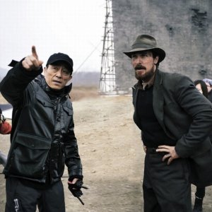 Christian Bale insieme a Yimou Zhang sul set del film The Flowers of War