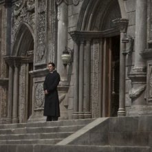 Christian Bale sul sagrato della chiesa di Nanjing in una scena del film The Flowers of War