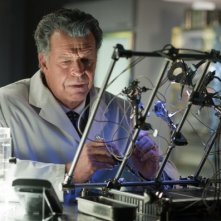 Fringe: John Noble in una scena dell'episodio Back to Where You've Never Been