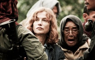 Isabelle Huppert in una drammatica scena del film Captive, diretto da Brillante Mendoza