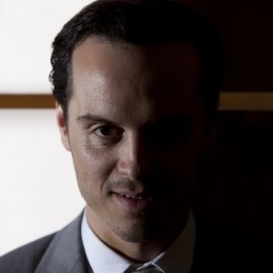Sherlock: Andrew Scott in una scena dell'episodio A Scandal in Belgravia