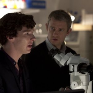 Sherlock: Benedict Cumberbatch e Martin Freeman in un momento dell'episodio A Scandal in Belgravia