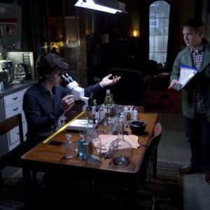 Sherlock: Benedict Cumberbatch e Martin Freeman in una scena dell'episodio A Scandal in Belgravia