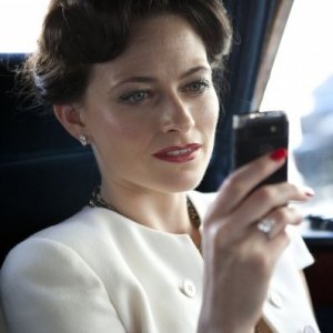 Sherlock: Lara Pulver in una scena dell'episodio A Scandal in Belgravia